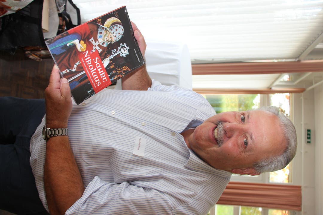 Ober-Samichlaus und Chlausforscher Hans-Peter Rust mit seinem neuen Buch.