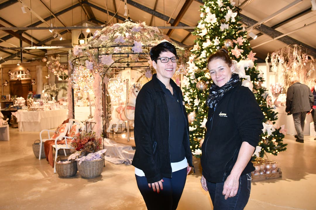 Denise Christen (links) und Eveline Audino sind die kreativen Köpfe hinter der Weihnachtsausstellung im Gartencenter Zulauf.