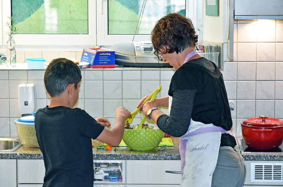 In der Küche steht Hauswirtschaftsfachfrau Irene Moser.