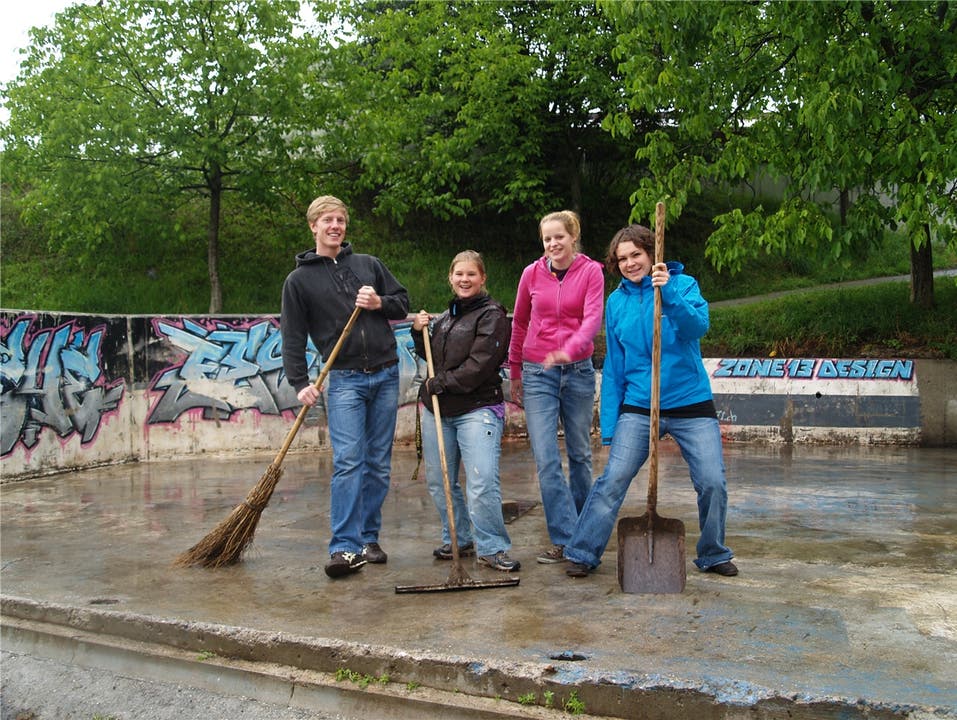 2011: Die OK-Mitglieder Rico Bucher, Christine Huber, Barbara Hagenbuch und Lea Sonderegger (von links) putzten den Miststock, um eine Bar zu bauen.