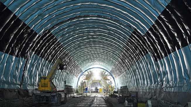 Die Bauarbeiten in der dritten Röhre des Gubristtunnels sind in vollem Gange. (Archiv)