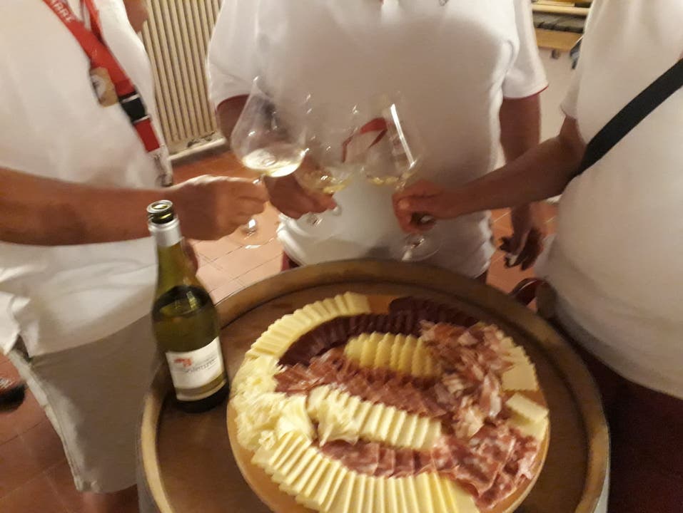 Weindegustation: Es gibt einen Sauvignon blanc, Jahrgang 2018. Dazu viel Fleisch und Käse.