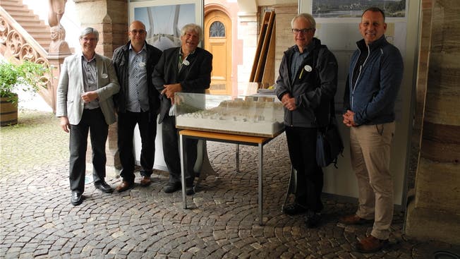 Kurt Beretta, Marco Veronesi, Peter Scholer, Ueli Urwyler und Raymond Keller (von links) am Info-Point zum Rheinsteg im Hof des Rathauses.