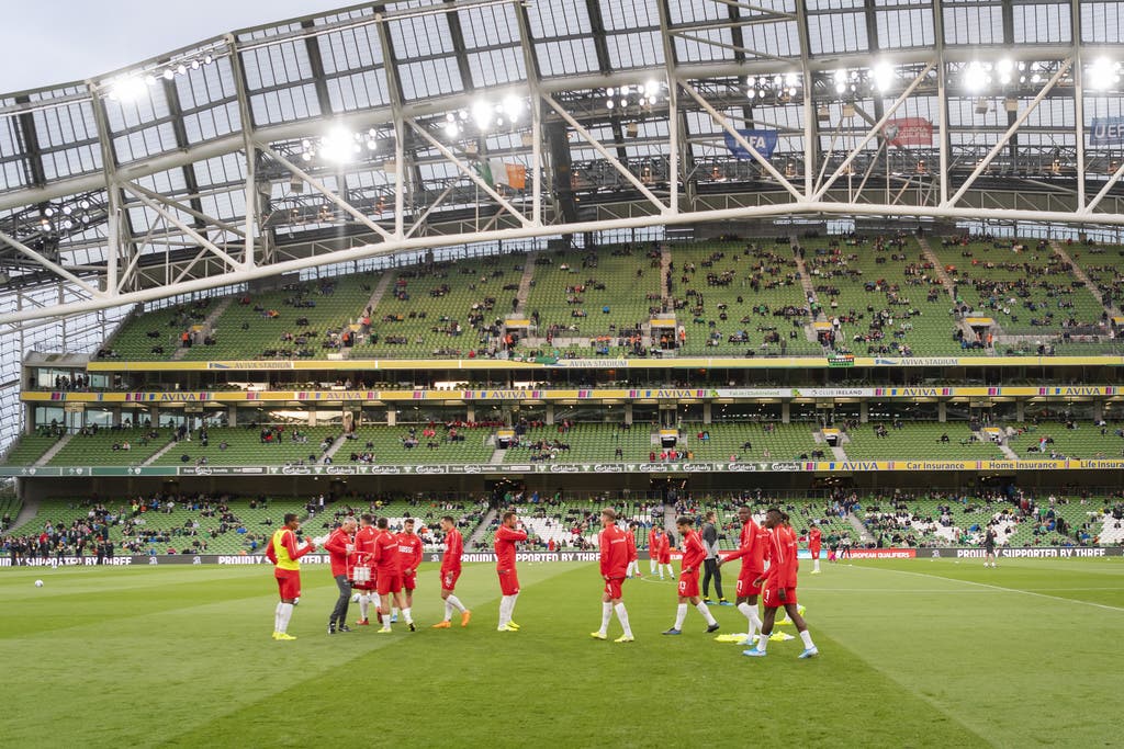 Bereit für das grosse Spiel: Die Mitglieder der Schweizer Nationalmannschaft wärmen sich in Dublin im Aviva Stadion auf.