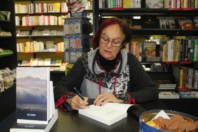 Iris Minder signiert in der Buchhandlung Lüthy ihr neues Buch.