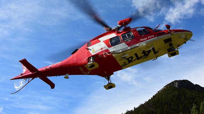 Ein Rettungshelikopter der Rega flog den verletzten Wanderer ins Spital.