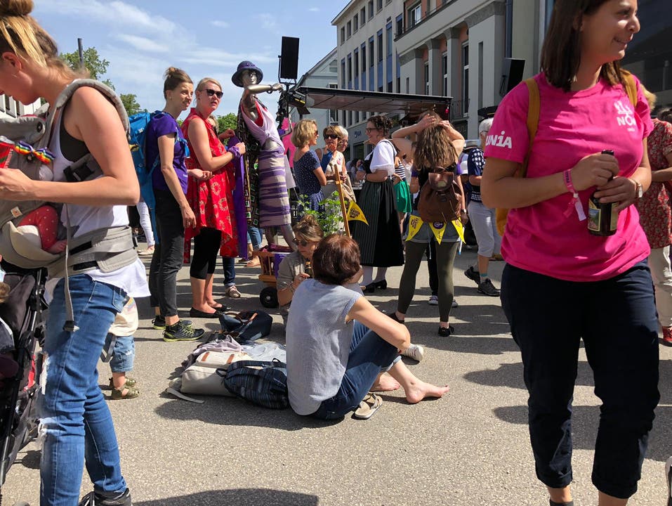 Nachmittagsdemo: Aufmarsch der Frauen in Aarau.
