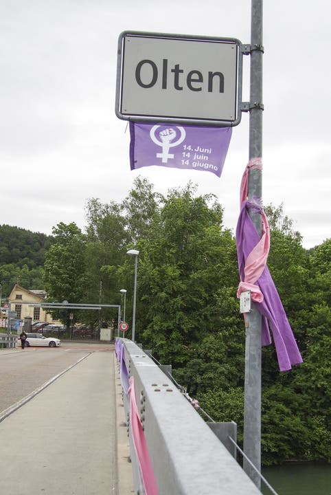 Ausserdem schmückten sie die Trimbacherbrücke mit violetten Stoffbahnen.