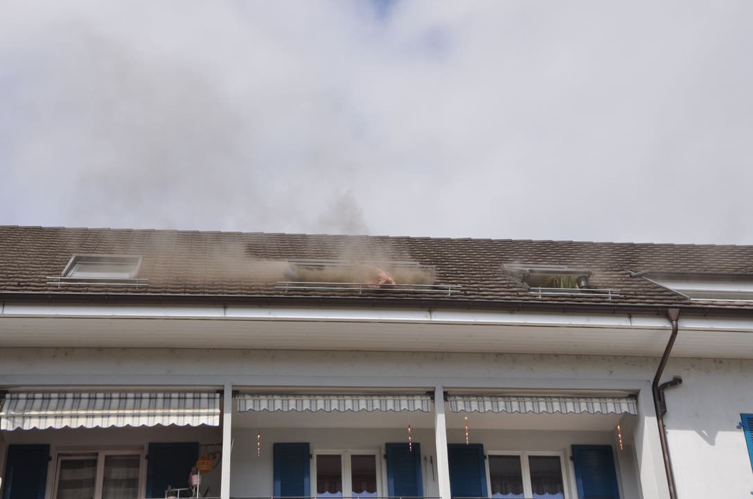 Wangen bei Olten SO, 19. September: In einem Mehrfamilienhaus brannte es in einer Dachwohnung. Personen wurden keine verletzt. Ein Defekt bei elektrischen Installationen steht dabei im Vordergrund der Brandursachenabklärungen.