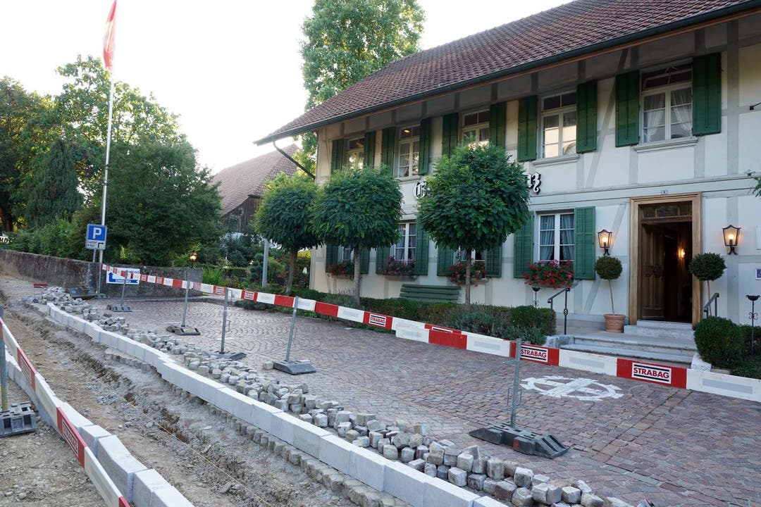 Strassensanierung in Mühledorf: Der Eingang zum Restaurant Kreuz ist durch die Baustelle erschwert.