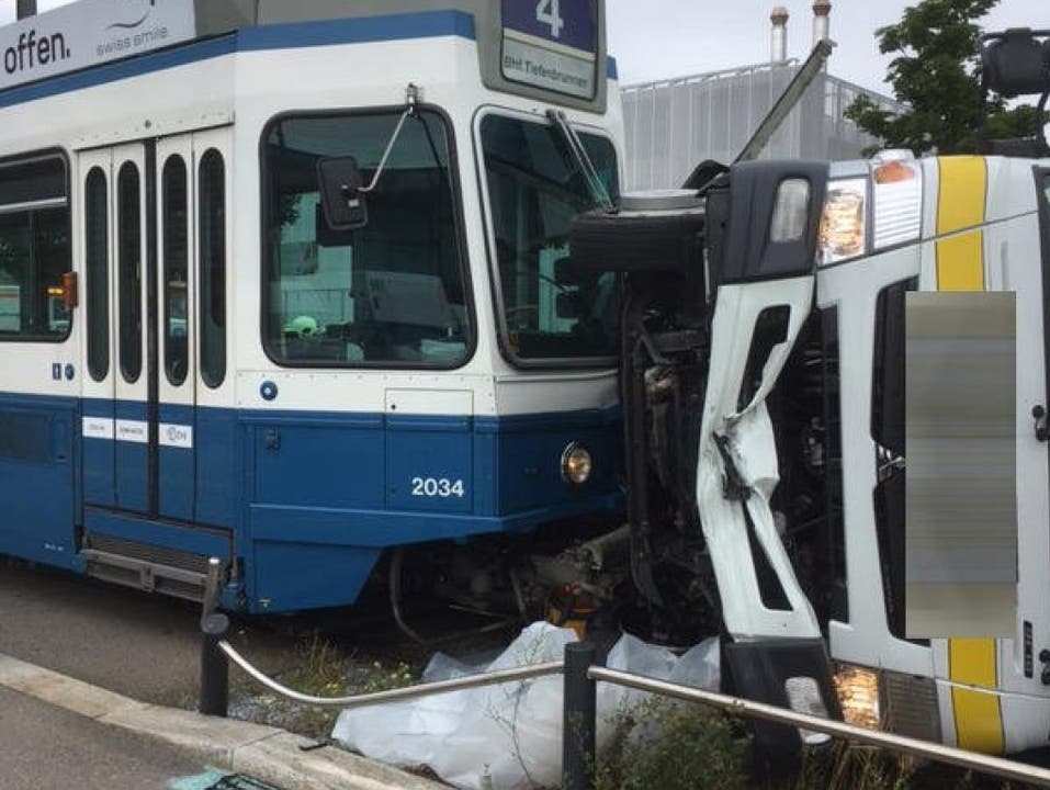 Zürich, 11. Juli: Durch den Aufprall mit dem Tram kippte der Lastwagen zur Seite. Der Chauffeur wurde dabei leicht verletzt.