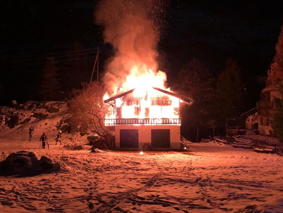 Zermatt VS, 13. November: Aus noch ungeklärten Gründen ist ein Chalet in Brand geraten. Es entstand erheblicher Sachschaden. Personen wurden keine verletzt.