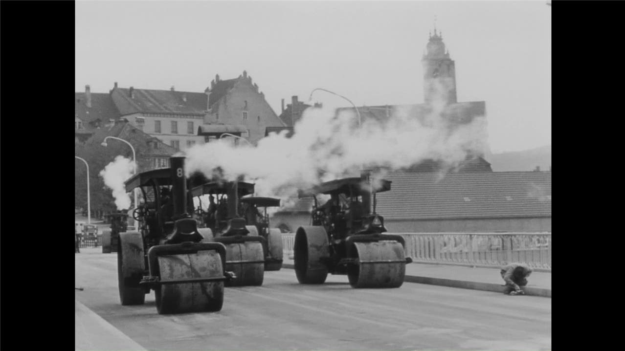 Valli-Walzen testen 1949 die Belastungsfähigkeit der Kettenbrücke.