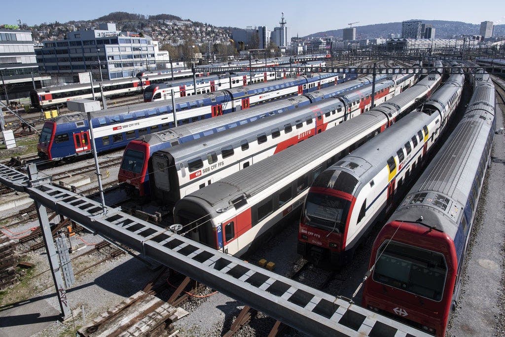 Voll ist es dafür auf den Abstellgeleisen des HB Zürich. Hier stehen Dutzende Züge herum, die wegen des Lockdown nicht mehr genutzt werden.