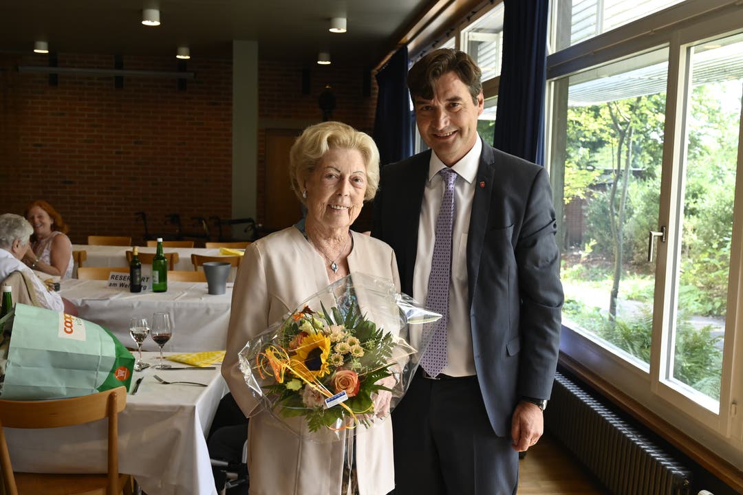  Die älteste Teilnehmerin war Erna Walter, die vom Stapi mit einem Blumenstrauss beehrt wurde.