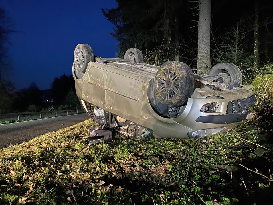 Lenzburg AG, 26. März: Eine 33-jährige Italienerin überschlug sich mehrfach. Sie und der Beifahrer blieben unverletzt.