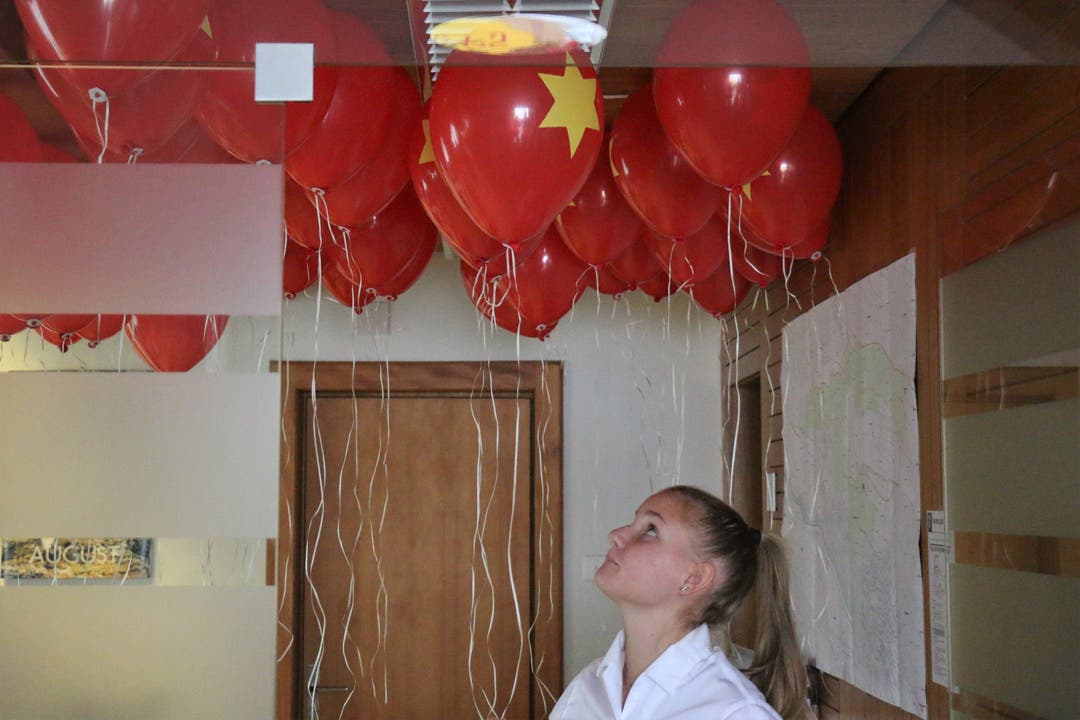 Die 180 Ballons waren bis zum Startschuss des Ballonflugwettbewerbs im Gemeindehaus unter Verschluss.