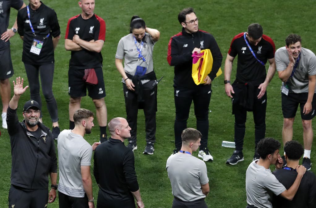 Liverpools Staff steht Spalier für Tottenham. Jürgen Klopp winkt in die Kamera.