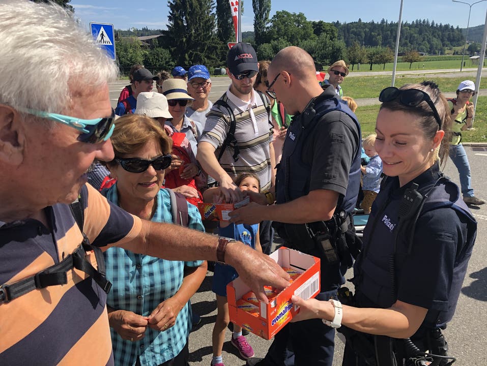 Gelungene Überraschung: Die Regionalpolizei Lenzburg half uns auf der 11. Etappe von Lenzburg nach Hallwil nicht nur sicher über die Strasse, sondern verteilte auch Ovo-Riegel. Dankeschön!