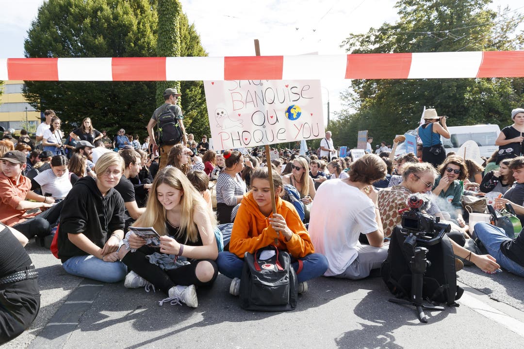 Mehrere Tausend Menschen haben am Freitag in Lausanne für mehr Klimaschutz demonstriert. (KEYSTONE/Cyril Zingaro, Lausanne)