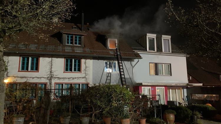 Drei Verletzte bei Brand in Flarzhaus im Zürcher Oberland — 17 Bewohnern mussten evakuiert werden