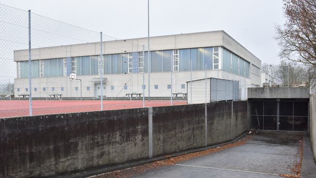 Das ehemalige Militärspital befindet sich unterhalb der Kreisschule Mittelgösgen - im Bild der Eingang zu der unterirdischen Anlage. (Archivbild)