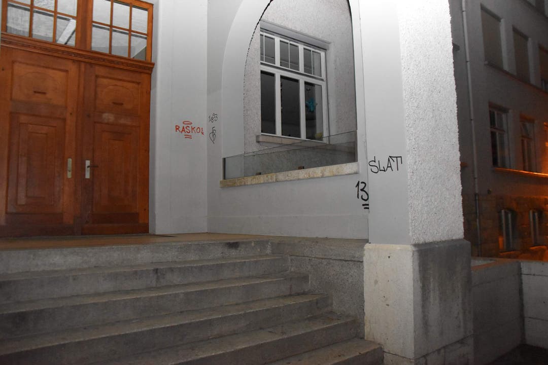Balsthal SO, 21. September: In der Nacht auf Sonntag hat jemand an zahlreichen Hausfassaden, Abfallkübeln, Sitzbänken oder Schilder Sprayereien angebracht. Die Kantonspolizei Solothurn konnte einen 19-Jährigen nach einem Hinweis verhaften.