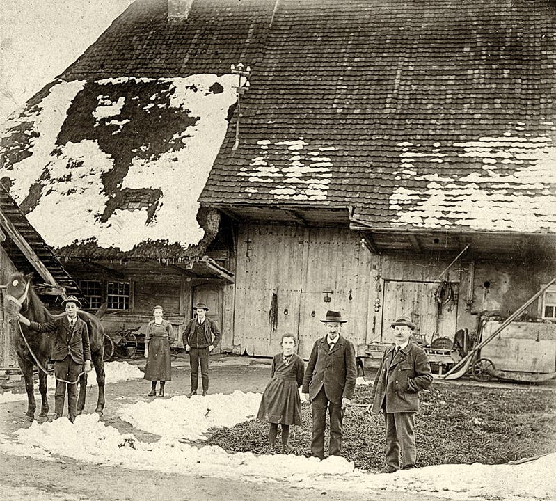 "Ortsgeschichte Attelwil": Der Wohnteil dieses Attelwiler Bauernhauses wies noch 1922 stellenweise eine Strohbedachung auf