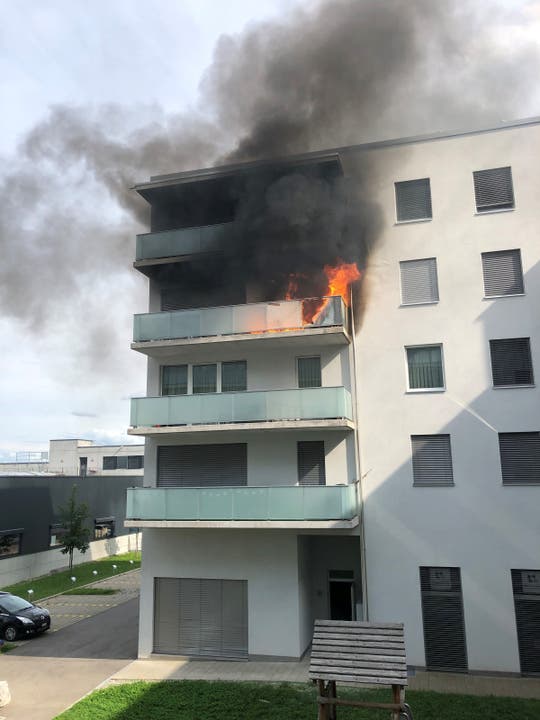 Auf dem Balkon eines Mehrfamilienhauses brach am Dienstagnachmittag ein Brand aus.
