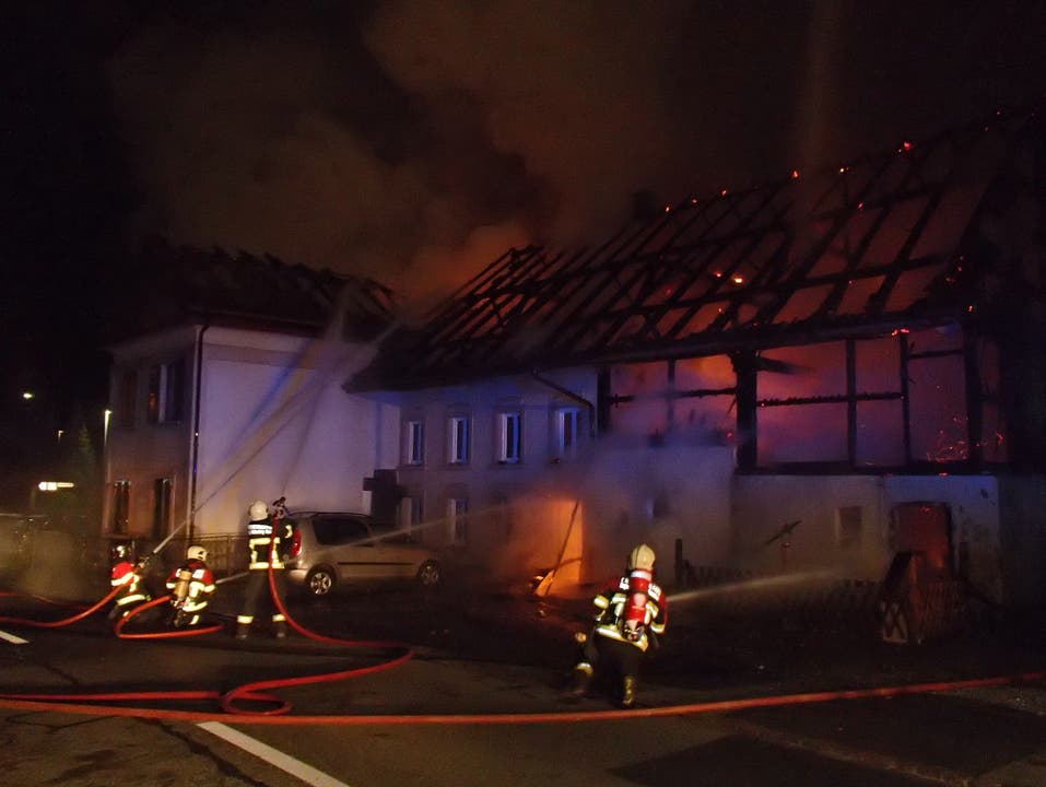 In Stetten brannte ein Mehrfamilienhaus komplett ab.