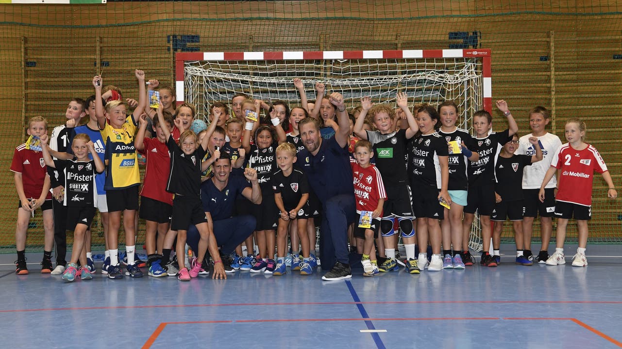 Der Handballnachwuchs posiert vor dem Testspiel gemeinsam mit dem Schweizer Aushängeschild Andy Schmid.