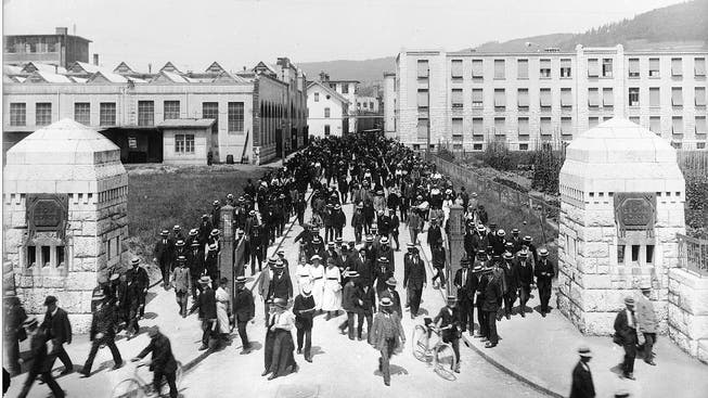 Baden anno 1916: Das Portal der Brown, Boveri &amp; Cie. an der Haselstrasse, mittags um 12 Uhr.