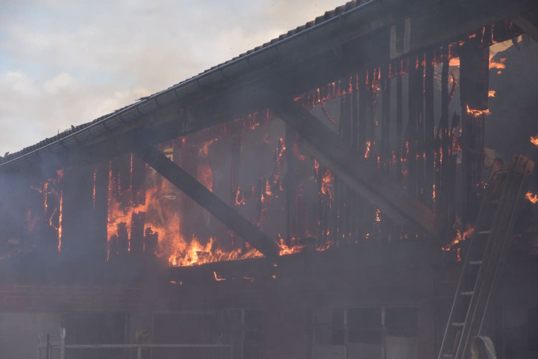 Als die Feuerwehr eintraf, brannte schon der Heustock und der Dachstock.