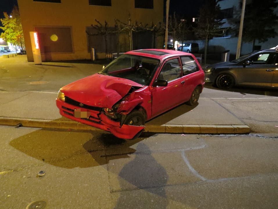 Sins AG, 13. November: Weil eine Automobilistin die Kurve schnitt, kam es zur Kollision mit einem korrekt entgegenkommenden Auto. Dabei wurde ein Lenker leicht verletzt.