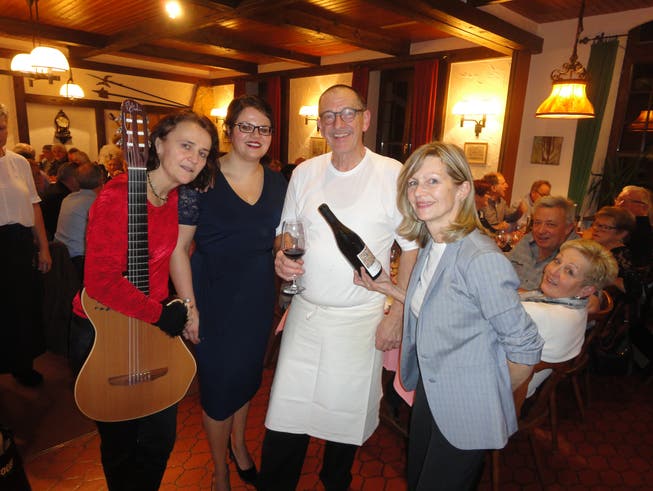 Feierten die lange Wirtetradition der Familie: Elisabeth Trechslin (Gitarre), Christine Bachmann (Gesang) mit dem Wirtepaar Peter und Susi Bader (von links).