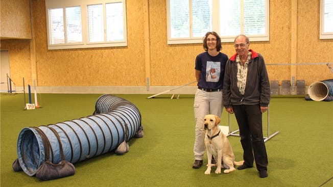 Gabi Locher (39) und Vater Hans Marti (66) mit Labrador Ulan in der Hundesporthalle.