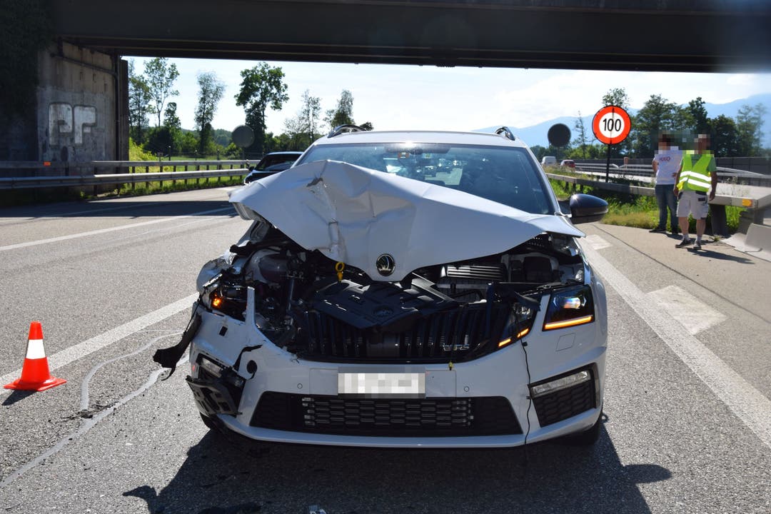 A5/Verzweigung Luterbach, 18.Juni: Ein Auto und ein Auto mit Anhänger waren am Unfall beteiligt. Aufgrund unterschiedlicher Aussagen zum Unfallhergang sucht die Polizei Zeugen.