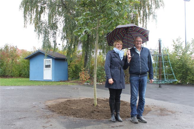 Madeleine Deckert, Präsidentin von Seeland-Biel-Bienne, und Max Wolf nach der Baumpflanzung vor dem Kindergarten.