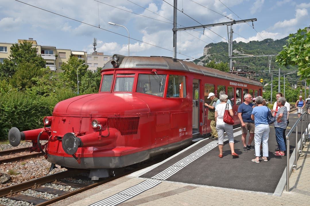 Der Rote Pfeil fährt am 120. Geburtstag der Oensingen-Balsthal Bahn zwischen Oensingen und Balsthal. Lokomotivführer Walter Schmid führt die Bahn durch die Klus.