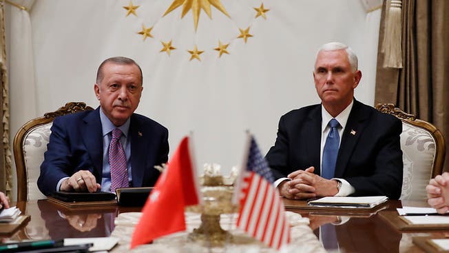 Das Treffen zwischen US-Vizepräsident Pence und dem türkischen Präsidenten Erdogan fand am Donnerstag in Ankara in einer sehr gespannten Atmosphäre statt. Erdogan hatte am Vortag keinen Hehl daraus gemacht, dass er an Vermittlung im Konflikt sowie einer Waffenruhe in Nordsyrien kein Interesse habe.