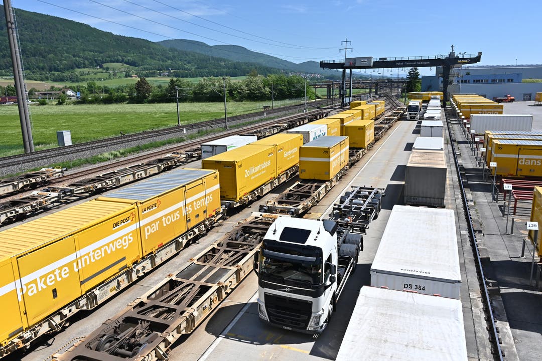 20 Jahr-Jubiläum Paketzentren der Post - Paketzentrum Härkingen Fast schon im 24-Stunden-Betrieb werden Lastwagen und Güterzüge be- und entladen.