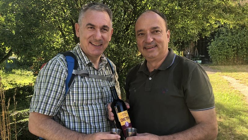Was trinken Regierungseräte in der Wanderpause? Natürlich kühlen Wein! Zum Wohl, Alex Hürzeler und Markus Dieth!