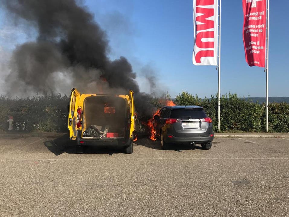 Pratteln BL, 11. September: Bei einem Feuer auf einem Parkplatz wurden zwei Fahrzeuge zerstört. Verletzt wurde niemand.