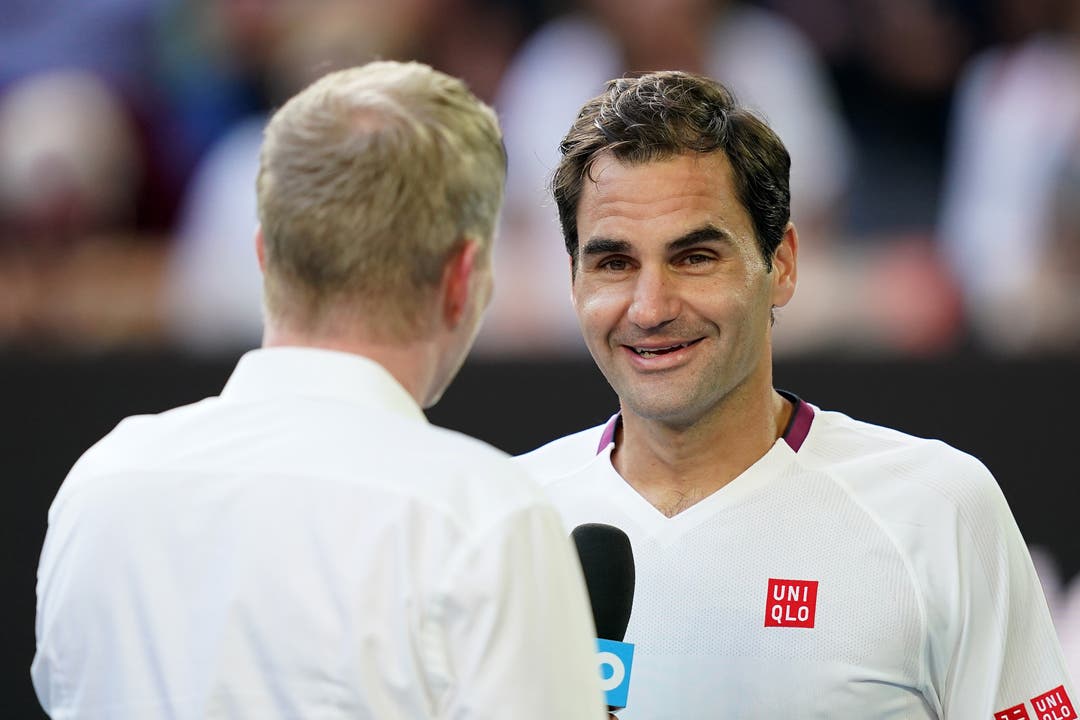 Federer im Interview mit Ex-Tennisprofi Jim Courier nach dem Spiel.