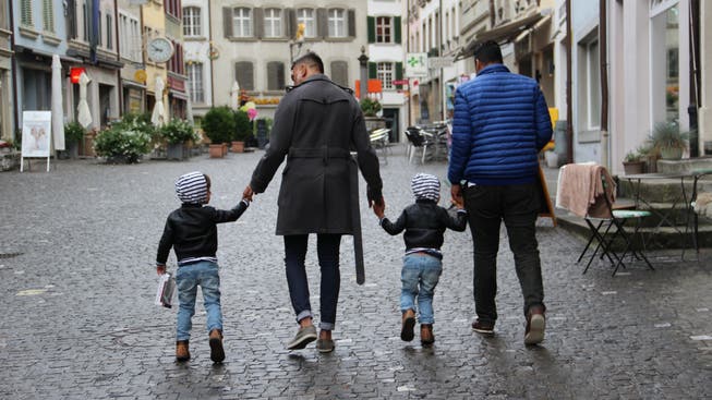 Die beiden Väter Michael und Rhosan in der Lenzburger Altstadt mit ihren Zwillingskindern Rafael und Rahul.