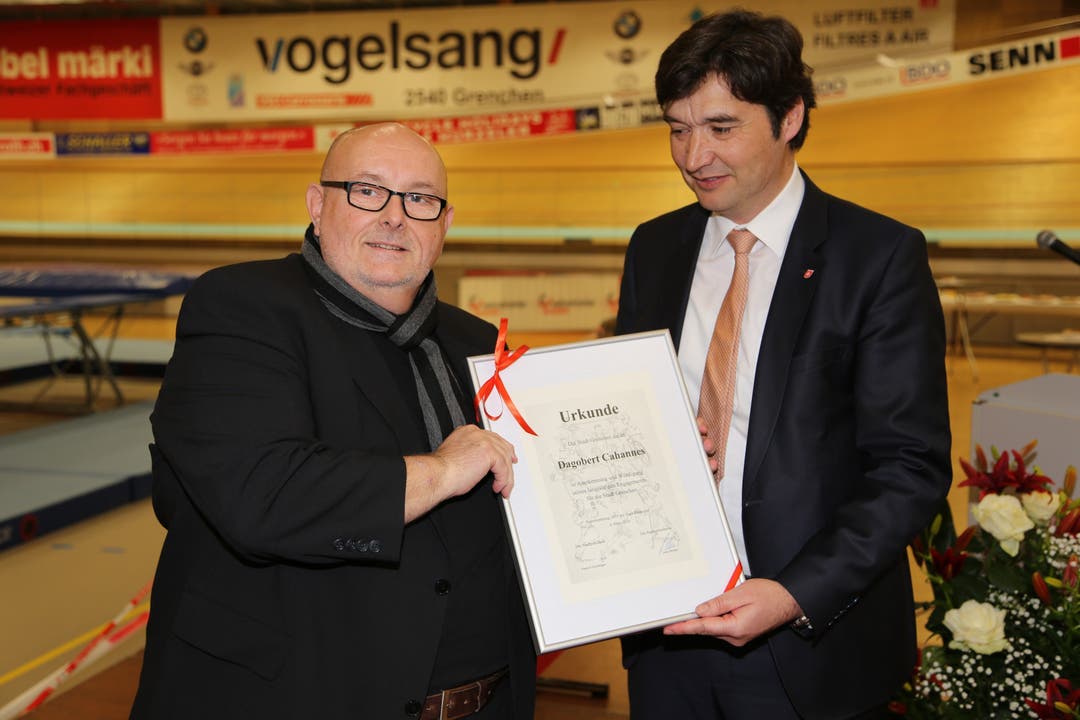 2016 wurde Dagobert Cahannes (hier mit Stadtpräsident François Scheidegger) von der Stadt Grenchen für sein langjähriges Engagement im Sport gewürdigt.
