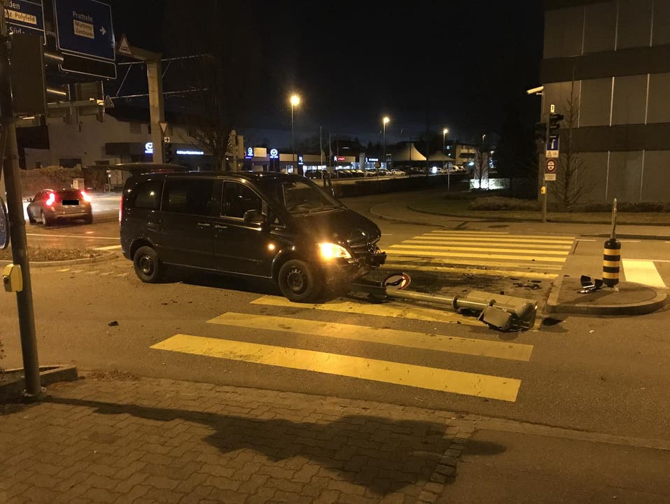 Muttenz BL, 2. März: Ein 50-jähriger Fahrzeuglenker kollidierte in der Margelackerstrasse mit einer Ampel.