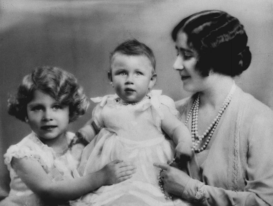 Margaret (Mitte) wird vier Jahre nach ihrer Schwester Elizabeth (links) geboren.
