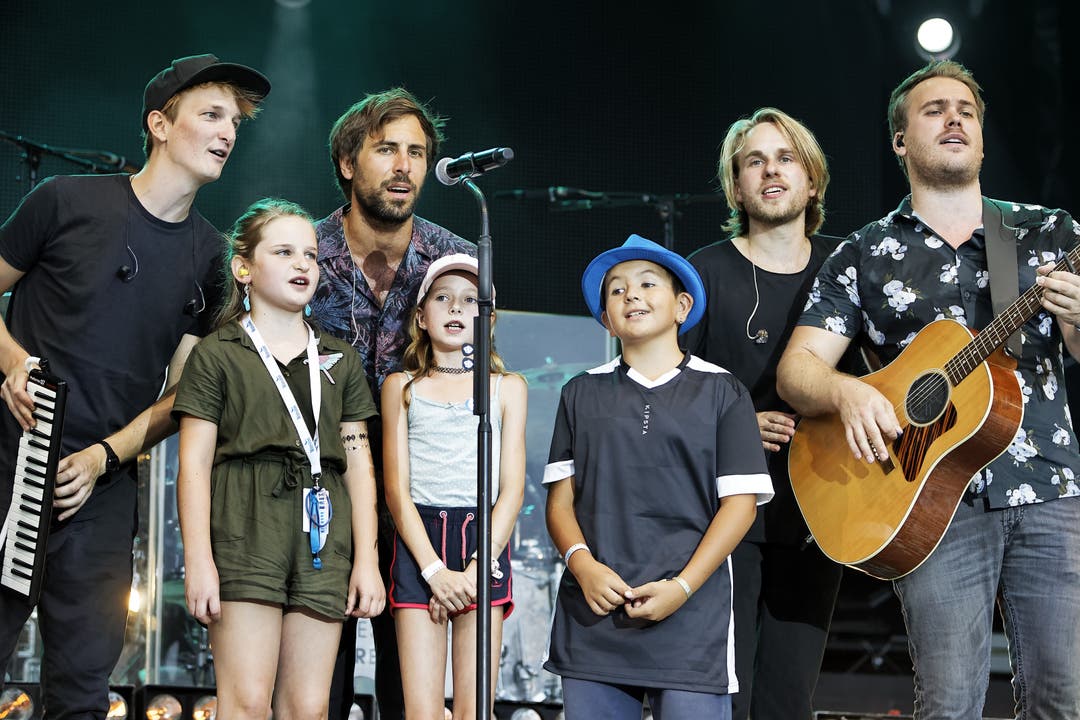  Max Giesinger (zweiter v.r.) und seine Band sangen mit drei Kids aus dem Publikum ein Lied am Heitere Open Air 2019.