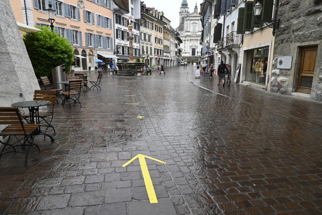 Pfeile weisen in der Solothurner Altstadt auf den Bewegungsstrom hin.